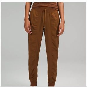 Lululemon Mid Rise Dance Studio Jogger NWT sz 4 Roasted Brown